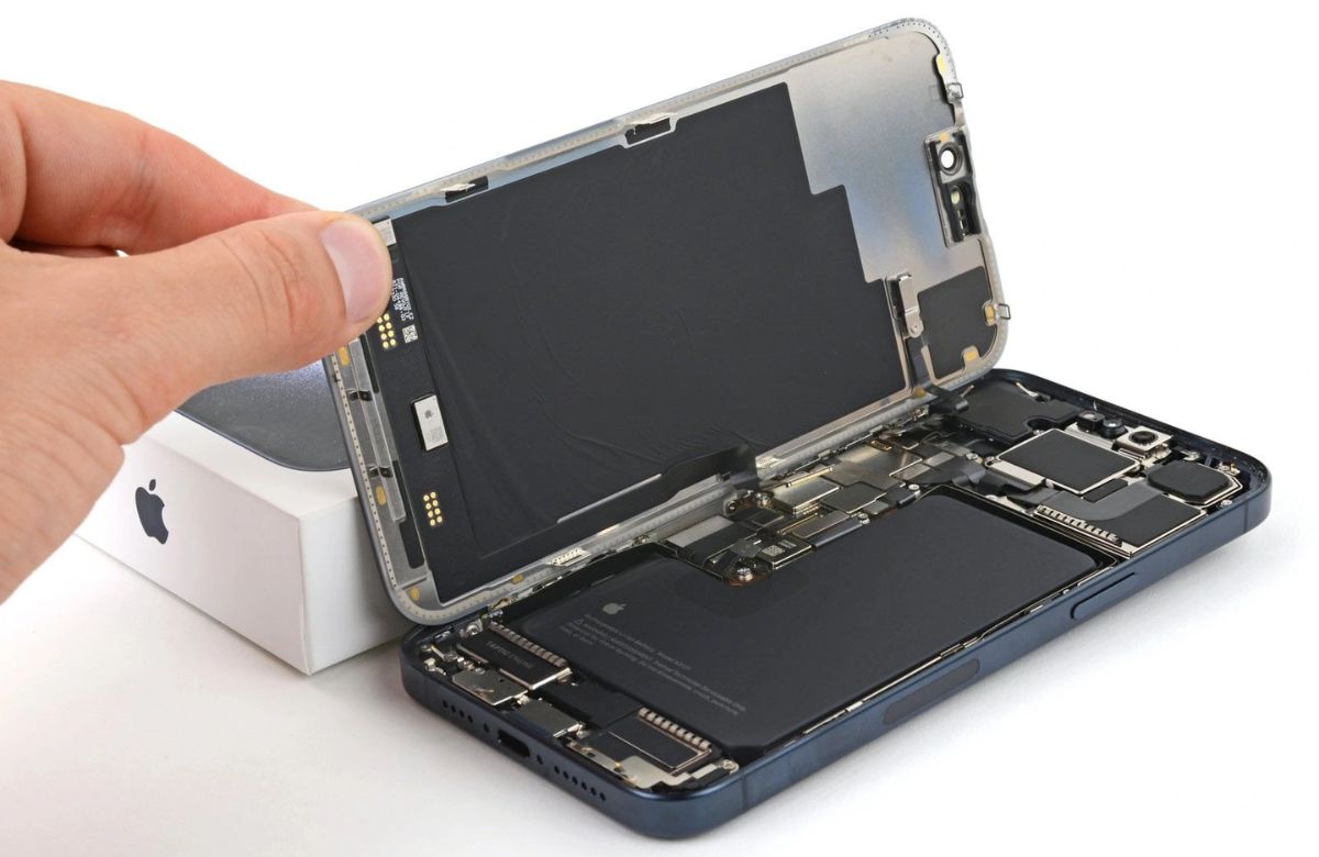 Thay pin iphone 15