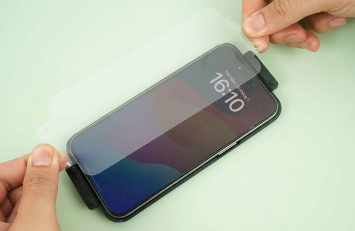Tháo ốp lưng hoặc miếng dán màn hình