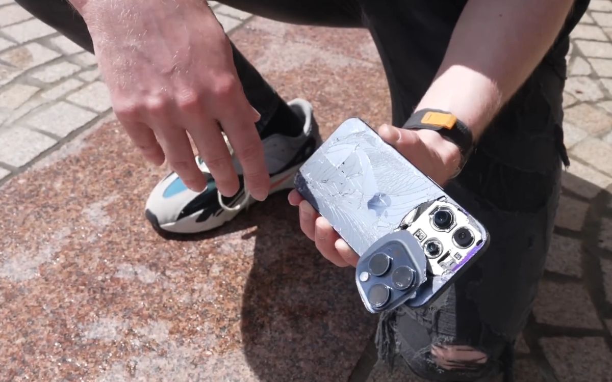 Chiếc iPhone 14 Pro Max bị bể lưng và cam nặng